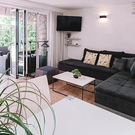 Apartman Ana - *